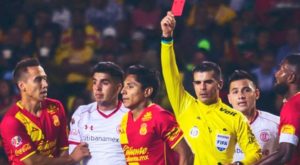 Raúl Ruidíaz fue expulsado en partido de Morelia tras cometer dura falta