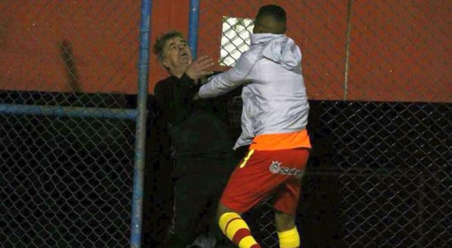 Entrenador y jugador del Sport Huancayo se van a los golpes en pleno partido