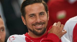 La UEFA destacó la carrera de Claudio Pizarro