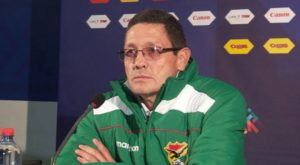 Entrenador de la selección de Bolivia golpea a un joven en la vía pública