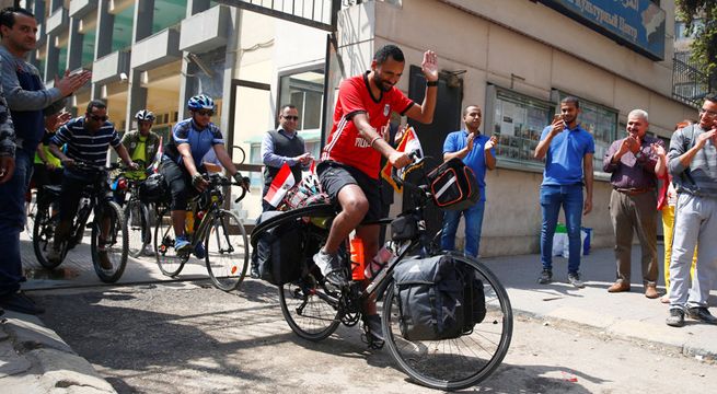 Conoce la historia del hincha egipcio que decidió realizar un viaje en bicicleta hasta Rusia