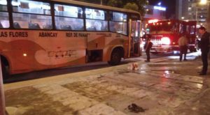 Miraflores: sujeto arrojó gasolina en bus, prendió fuego y dejó heridas a diez personas