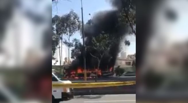 Panamericana Sur: bus se incendió cerca del trébol de Javier Prado