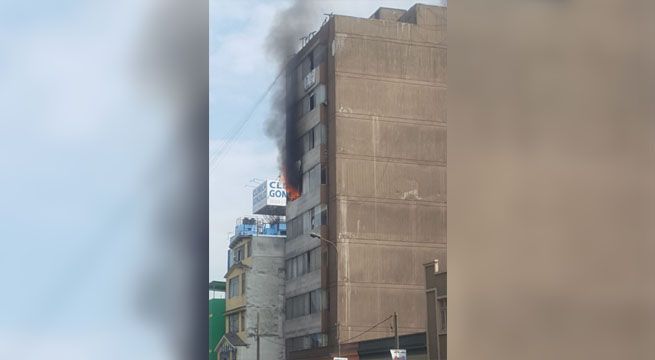 Incendio en Lince: rescatan a tres personas atrapadas