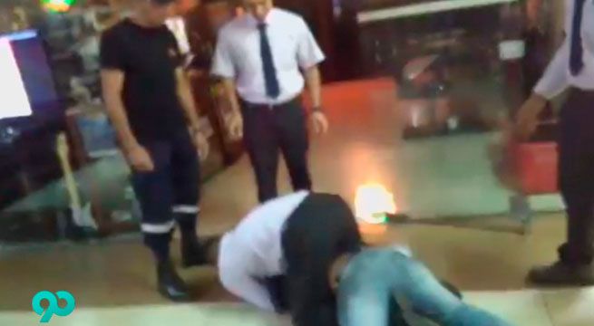 Video: Sujeto reducido por seguridad de centro comercial llegó a muerto a la comisaría