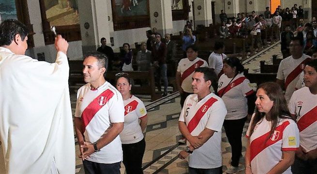 Paolo Guerrero: chimbotanos asisten a misa para orar por el capitán de la Selección