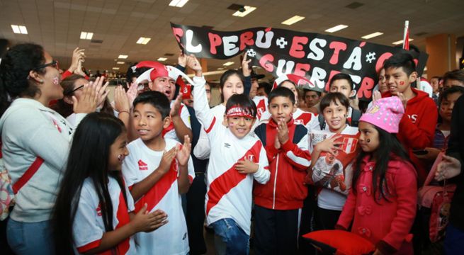 Selección peruana: Hinchas esperan llegada de Paolo Guerrero en aeropuerto Jorge Chávez
