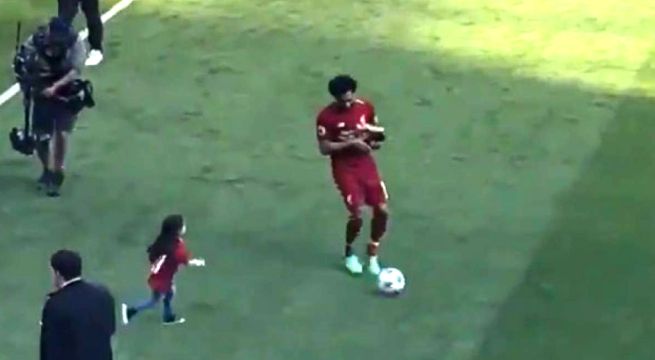 (Video) Hija de Mohamed Salah se roba el show y es ovacionada en el estadio del Liverpool