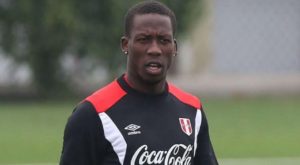 Luis Advíncula: «Nadie se siente fijo. Todos nos estamos matando por estar en la lista de 23»