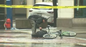 Estados Unidos: ciclista se «hartó» de operativo y desactivó una «bomba» en plena calle