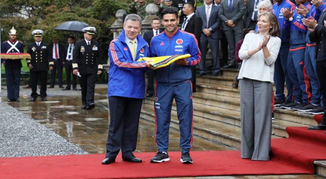 Rusia 2018: Juan Manuel Santos entrega Pabellón Nacional a la Selección de Colombia