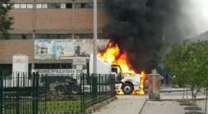 El Agustino: vecinos incendian tráiler y se oponen a instalación de antena de telefonía