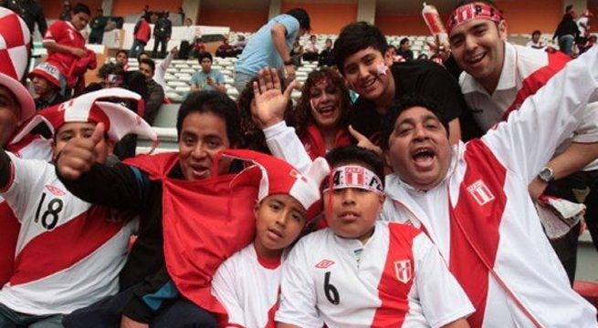 Selección peruana: niños entran a la cancha del Nacional para abrazar a jugadores