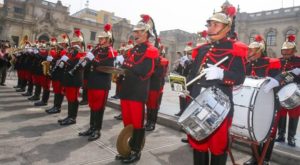 Palacio de Gobierno: escolta presidencial alentó a la Selección Peruana en cambio de guardia