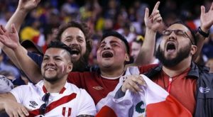 Hinchas peruanos celebraron presencia del Paolo Guerrero en el Mundial desde Europa