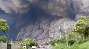 «Del cielo caían cosas negras»: testigo peruana relata el terror por erupción volcánica en Guatemala