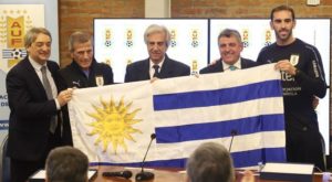 Presidente entregó pabellón nacional a los jugadores de Uruguay