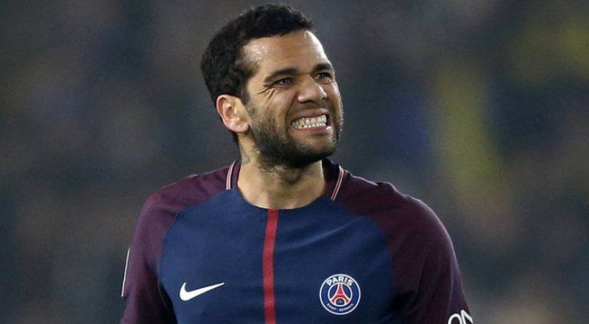 Dani Alves fue operado con éxito de la rodilla derecha