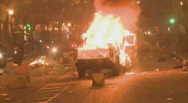 Centro de Lima: patrullero fue incendiado en marcha contra el Congreso