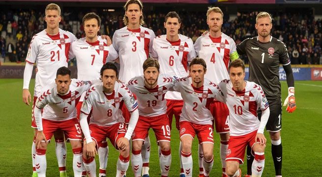 Dinamarca, rival de Perú, graba en graciosas camisetas su táctica para el Mundial