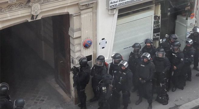 Un hombre toma de rehenes al menos tres personas en el centro de París