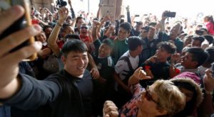 ¡Coreano, hermano, ya eres mexicano!: fanáticos en México cantan frente a embajada de Corea del Sur