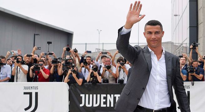 Cristiano Ronaldo llegó a Turín en medio de un mar de aficionados