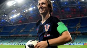 Luka Modrić recibió camiseta de la Selección Peruana y así reaccionó el croata