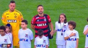 Jugador brasileño conmueve al mundo al cumplir el sueño de joven hincha del Flamengo