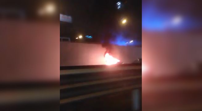 Automóvil se incendió este domingo en la Vía Expresa Javier Prado