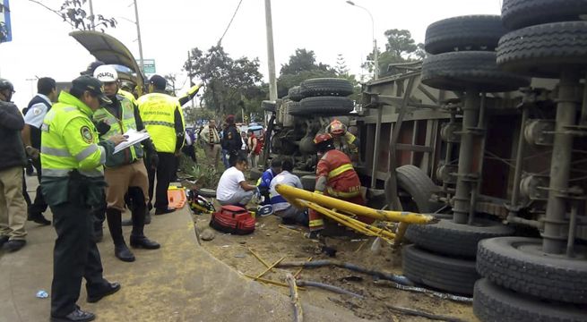 Un muerto deja volcadura de camión en la Panamericana Sur