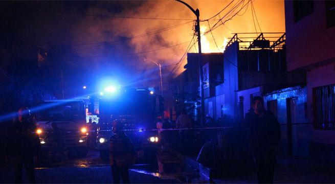 Incendio consumió almacén de plásticos en San Juan de Miraflores