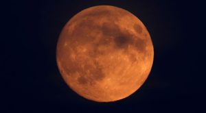 Luna de sangre domina cielo nocturno en eclipse más largo del siglo XXI