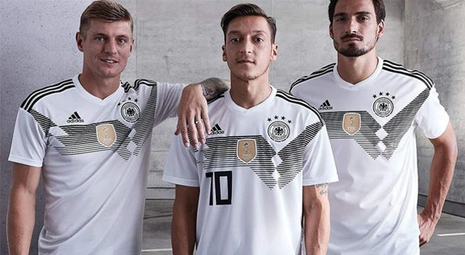 Selección de Alemania saluda al Perú por su aniversario