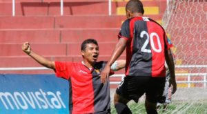 Ysrael Zúñiga anuncia su retiro: así fue su primer gol en la Premier League