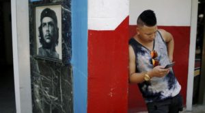 Cubanos acceden por primera vez a Internet desde móviles en todo el país