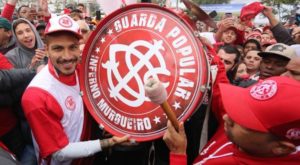 Un nuevo ídolo: Paolo Guerrero fue recibido por una gran hinchada en su llegada a Porto Alegre