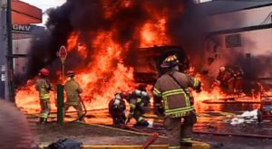 Bomberos tardaron en apagar incendio por falta de espuma