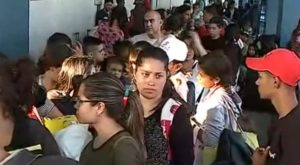 Venezolanos pasan por registro de Migraciones en Tumbes