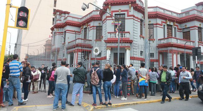 Venezolanos hacen cola en embajada de su país y piden apoyo al gobierno chavista