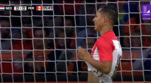 Yoshimar Yotún perdió una gran ocasión de abrir el marcador ante Holanda