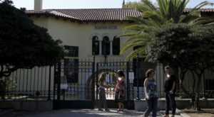 Grecia interroga a dos mujeres por impregnar con aceite reliquias de museos