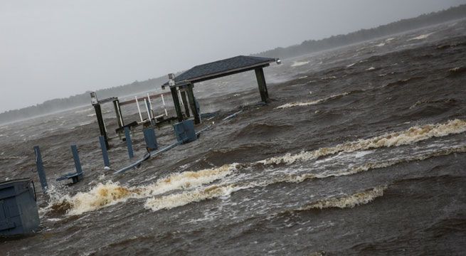 Huracán Florence toca tierra y amenaza con grandes inundaciones en costa este EEUU
