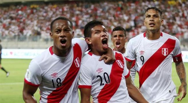 Jugadores de la Selección Peruana celebran el triunfo de la hinchada bicolor