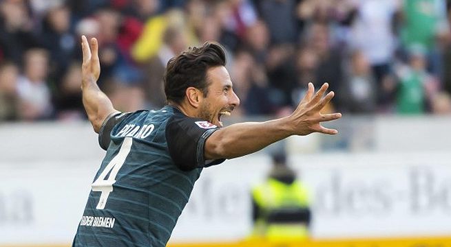 Werder Bremen quiere conservar a Claudio Pizarro y le ofrece este cargo