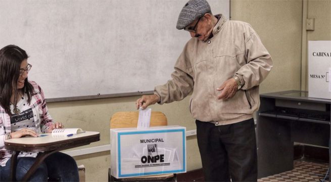 Perú Decide: Enrique Fernández Chacón, candidato por Frente Amplio, emitió su voto
