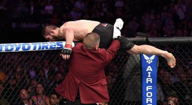 Combate entre Nurmagomedov y McGregor se salió de control y terminó en escándalo