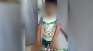 Denuncian a sujeto por quemar las manos de niño de 7 años