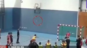 Jugador anota un golazo y ‘un triple’ en la misma jugada