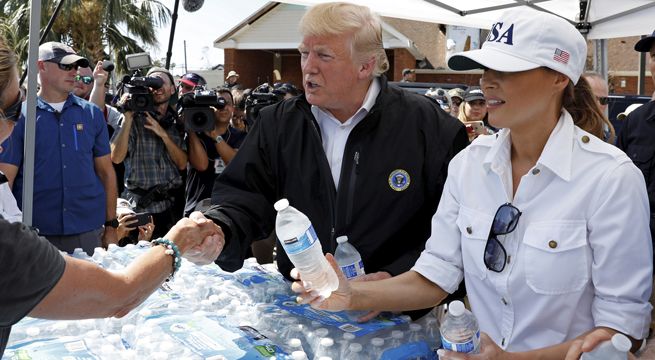 Donald Trump visitó a sobrevivientes en zona de Florida devastada por el huracán Michael